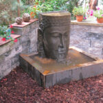 Zum Gartenbrunnen Buddha-Khmer-Kopf