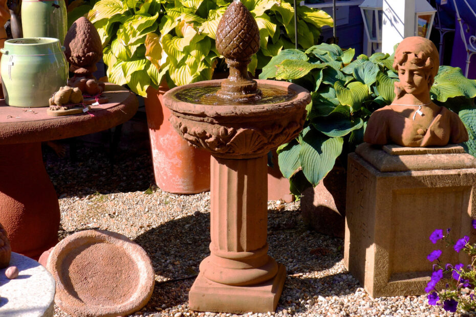 kleiner Springbrunnen mit Pinienzapfen