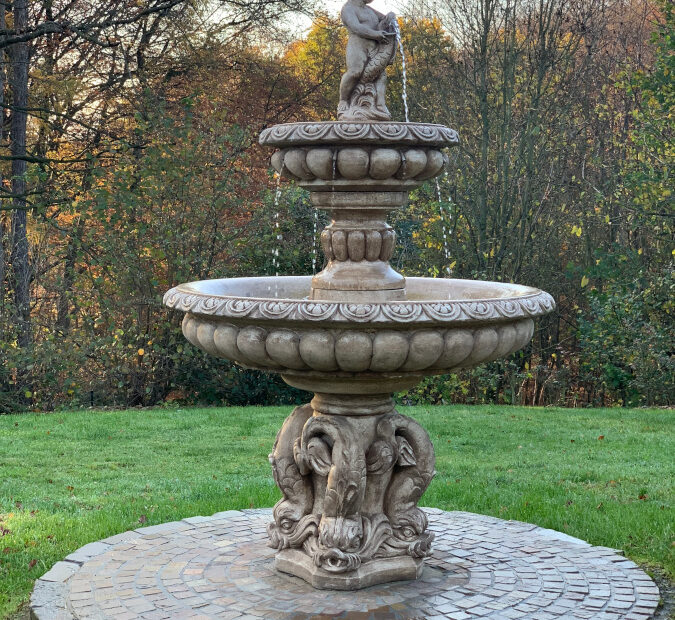 Gartenbrunnen barock mit Delfinsockel