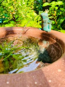 Trogbrunnen Sandstein mit Froschkönig-Bronze