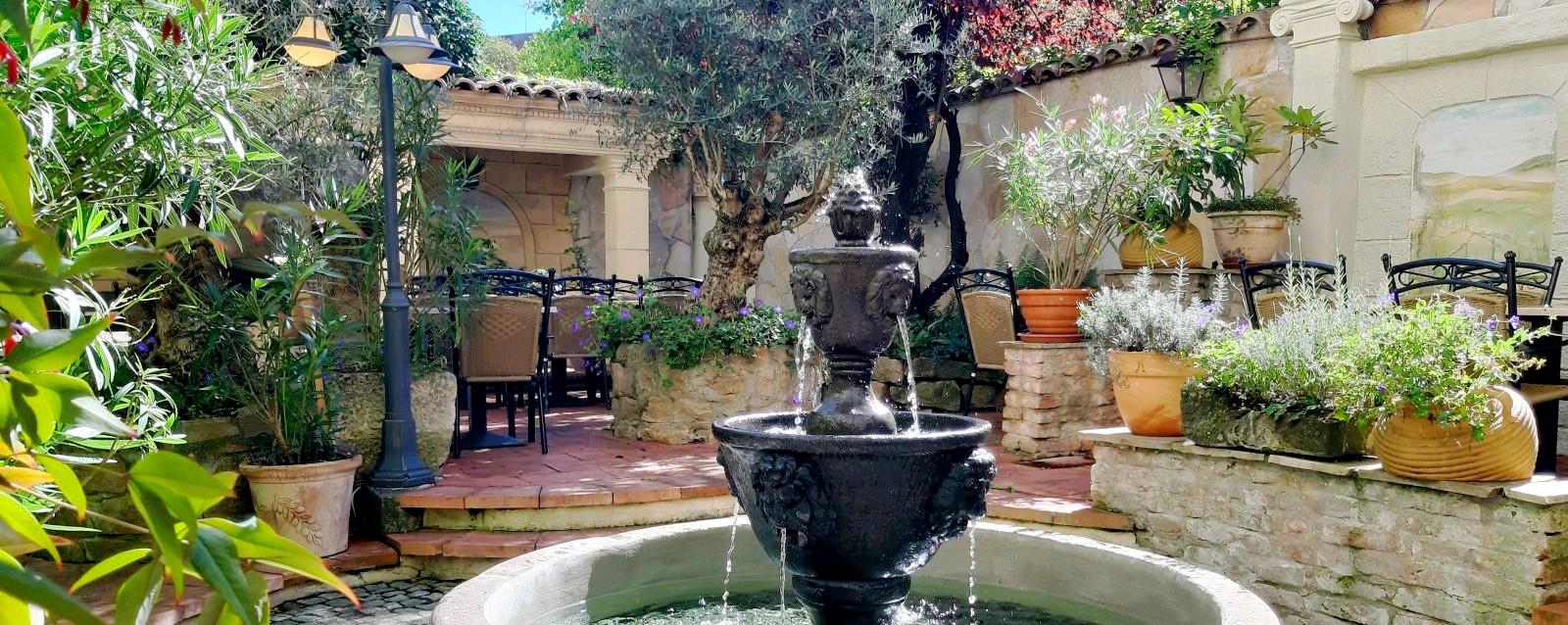 Löwenbrunnen Carcassone -Mediterraner Innenhof Hotel Gio